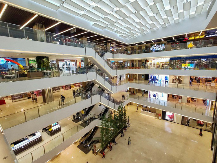 JLL: Các nhà bán lẻ bị ảnh hưởng nặng nhất hãy tìm đến khoản cứu trợ tạm thời từ chủ nhà, tập trung phát triển nền tảng mua sắm online và thanh toán không tiền mặt - Ảnh 1. JLL: Các nhà bán lẻ bị ảnh hưởng nặng nhất hãy tìm đến khoản cứu trợ tạm thời từ chủ nhà, tập trung phát triển nền tảng mua sắm online và thanh toán không tiền mặt - Ảnh 1.