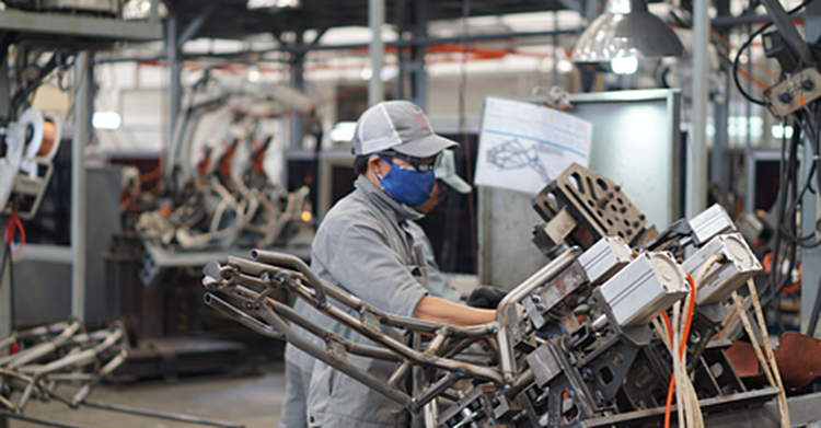 Nhiều công ty nước ngoài đã tính đến việc chuyển nhà máy sản xuất sang Việt Nam sau dịch Covid-19 - Ảnh 1. Nhiều công ty nước ngoài đã tính đến việc chuyển nhà máy sản xuất sang Việt Nam sau dịch Covid-19 - Ảnh 1.